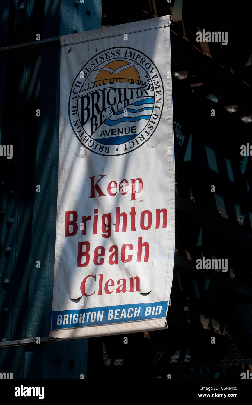 Une bannière de Brighton Beach est représentée dans le quartier de Brooklyn à New York, NY, le lundi 1er août 2011. Banque D'Images