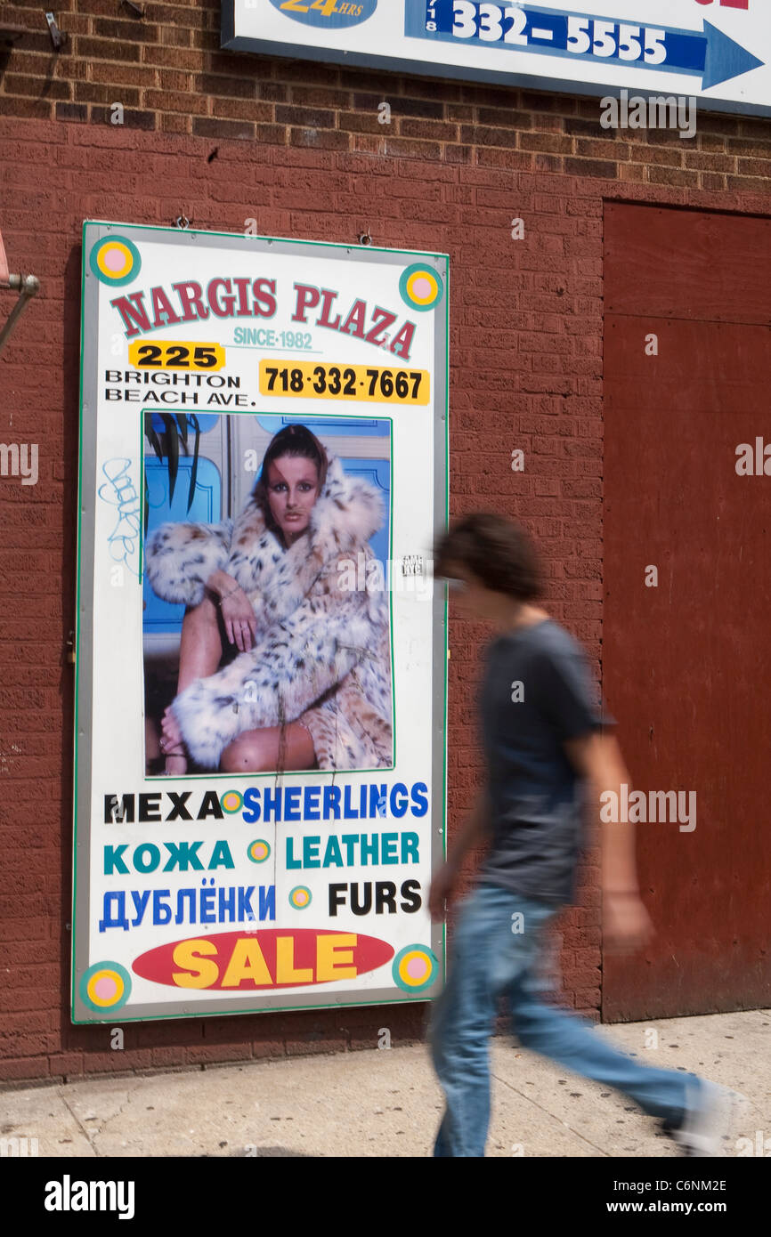 Un homme marche en russe par un tableau des annonces dans le quartier de Brooklyn à New York, NY, le lundi 1er août 2011. Banque D'Images