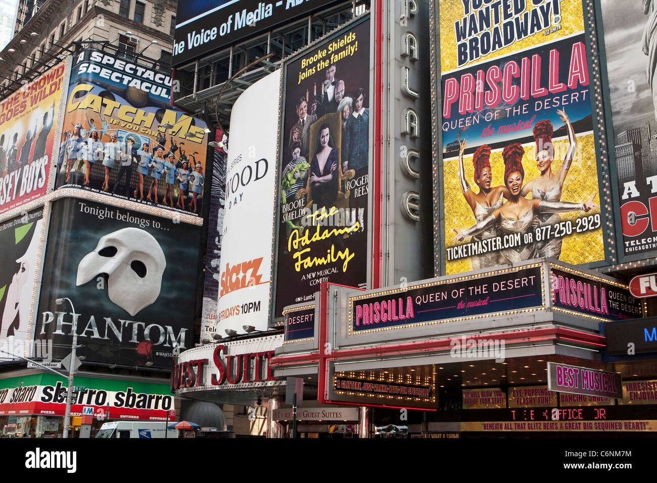 Divers publicité pour des comédies musicales de Broadway sont vus dans Times Square à New York Banque D'Images