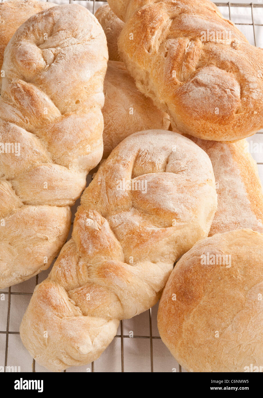 Petits pains faits maison sur une grille de refroidissement en fil Banque D'Images