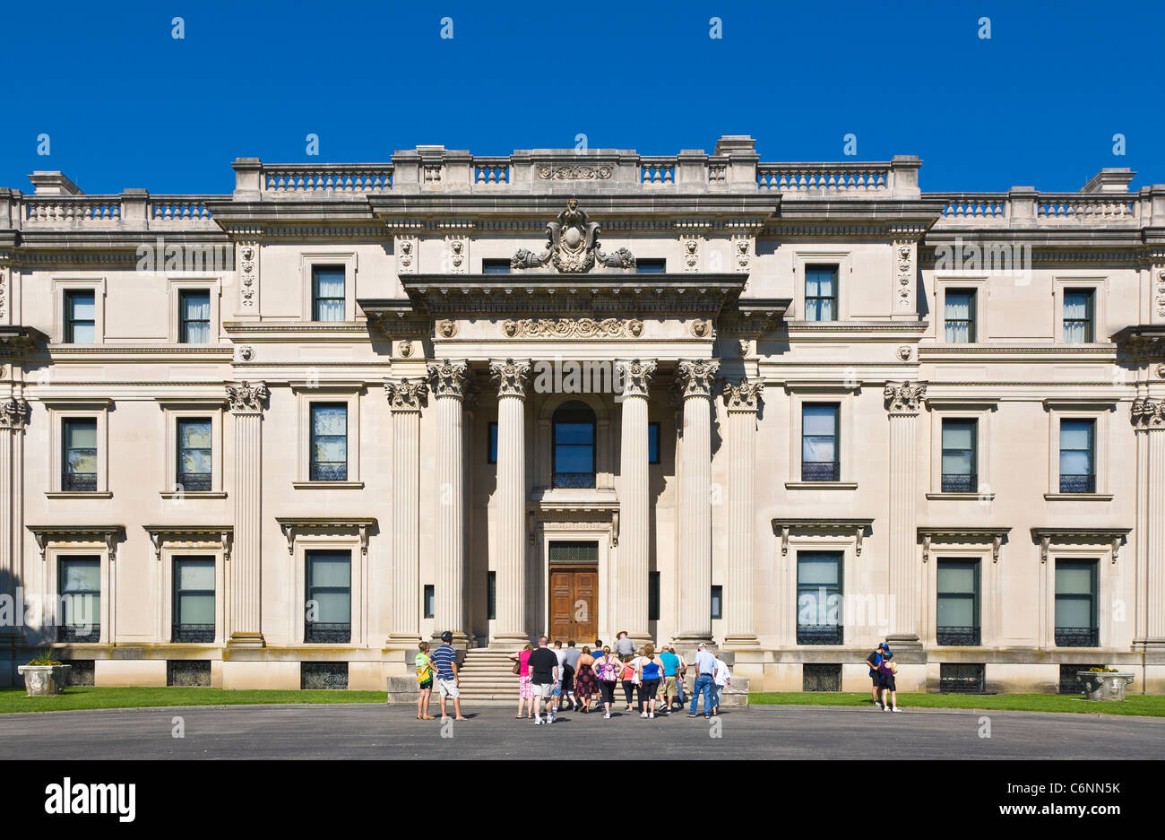 Groupe de touristes en face de la Vanderbilt Mansion Lieu historique national dans l'Hudson Valley ville de Hyde Park à New York Banque D'Images