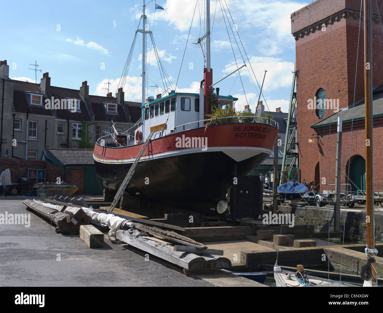 dh Underfall yard DOCKS BRISTOL Boat ashore bateau bâtiment cale construction d'un grand quai sec de boatyard royaume-uni Banque D'Images