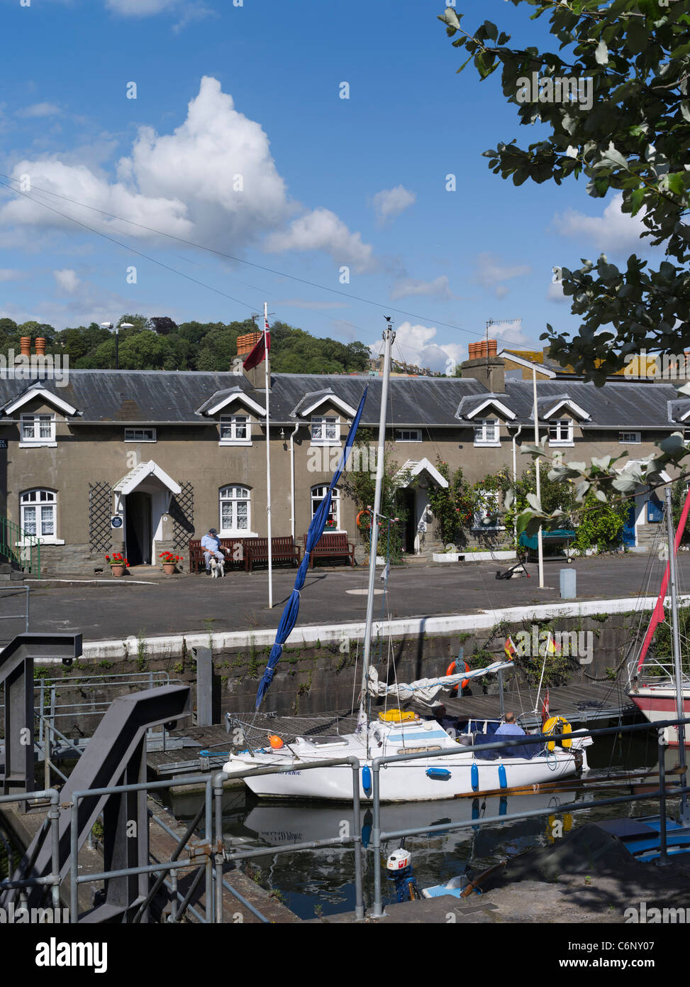 dh Old Dock cottages HOTWELLS BRISTOL Yacht dans le bassin de Cumberland Maisons de retraite de Hotwells maisons de port Banque D'Images
