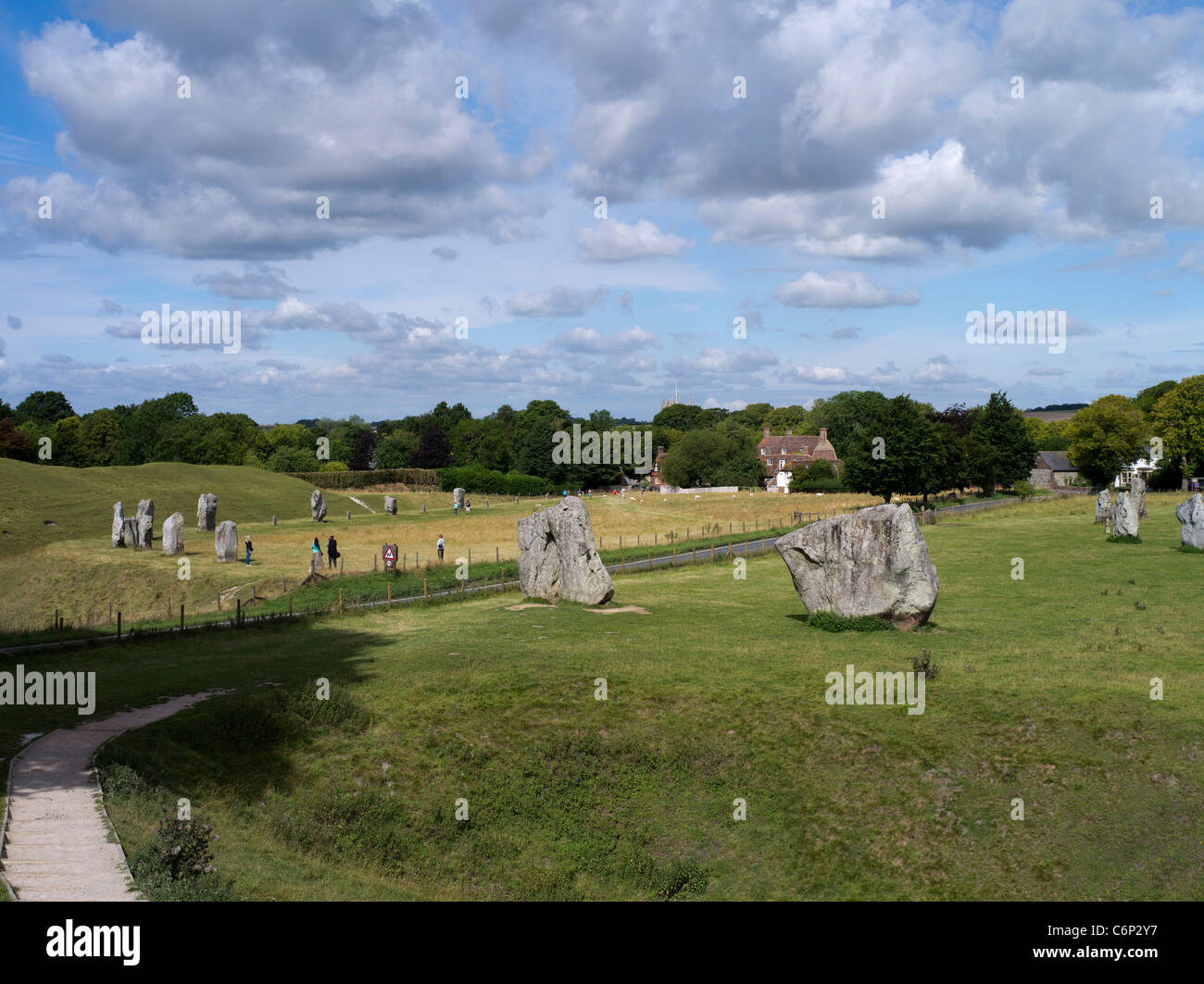 dh Avebury Stone Circle AVEBURY WILTSHIRE touristes autour de la position mégalithique le cercle de pierres et les maisons de village néolithique henge âge Banque D'Images