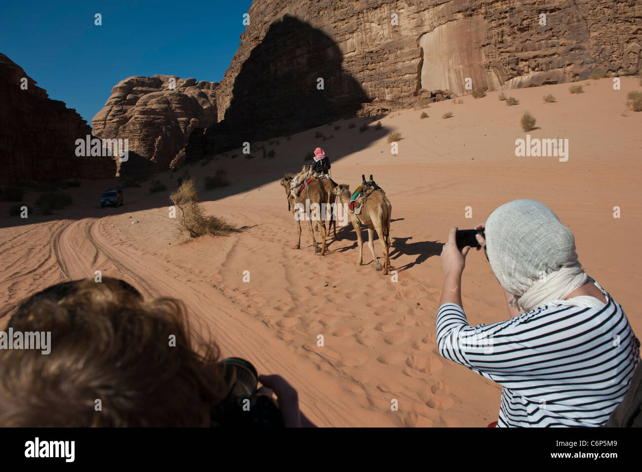 4x4 Jeep safari passant un bédouin camel rider wadi Rum Jordanie Banque D'Images