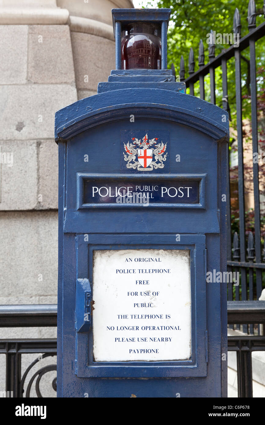 Haut d'un ancien poste de téléphone public de la police, Londres, Angleterre. Banque D'Images