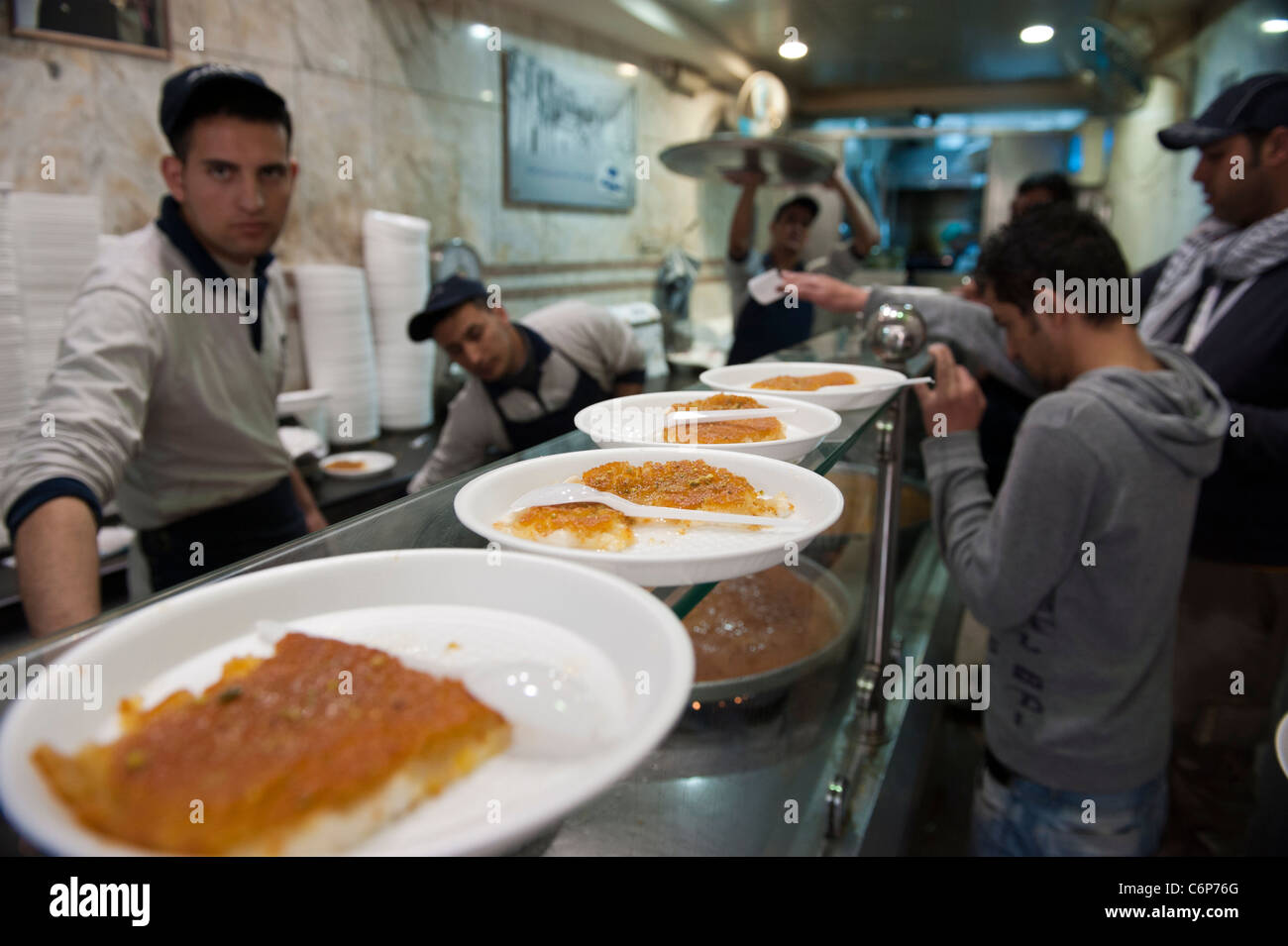 Habibah arabe sweet shop qui fait un désert populaire appelé Kunafah faite avec du fromage Nabulsi. Amman. La Jordanie Banque D'Images