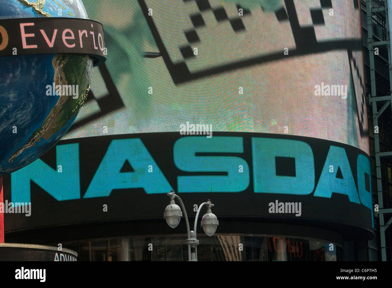 NASDAQ est vu à Times Square à New York, NY, mardi 2 août 2011. Banque D'Images NASDAQ est vu à Times Square à New York, NY, mardi 2 août 2011. Banque D'Images