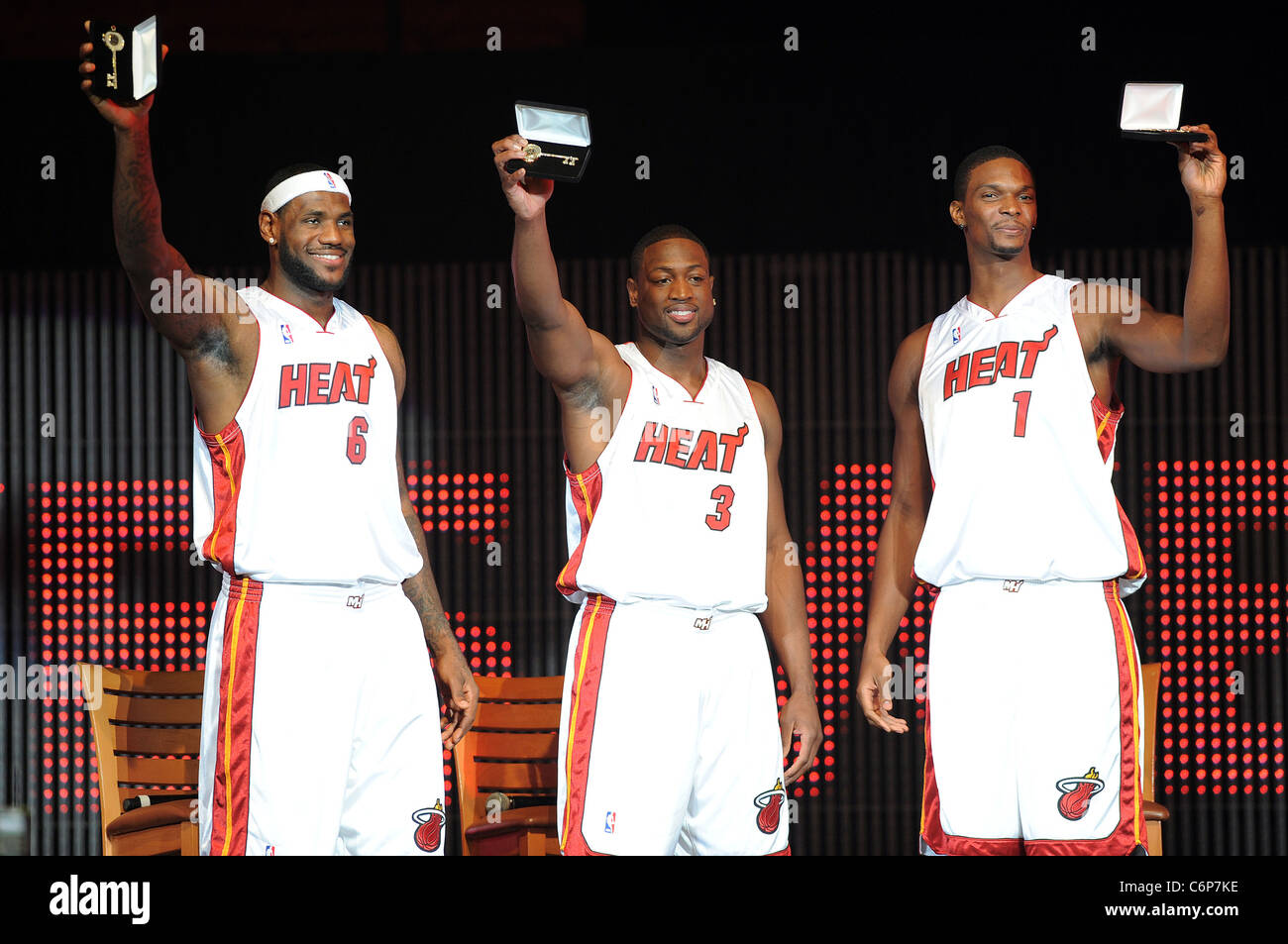 LeBron James, Dwyane Wade et Chris Bosh la NBA Miami Heat fête de bienvenue à l'American Airlines Arena de Miami, Floride - Banque D'Images