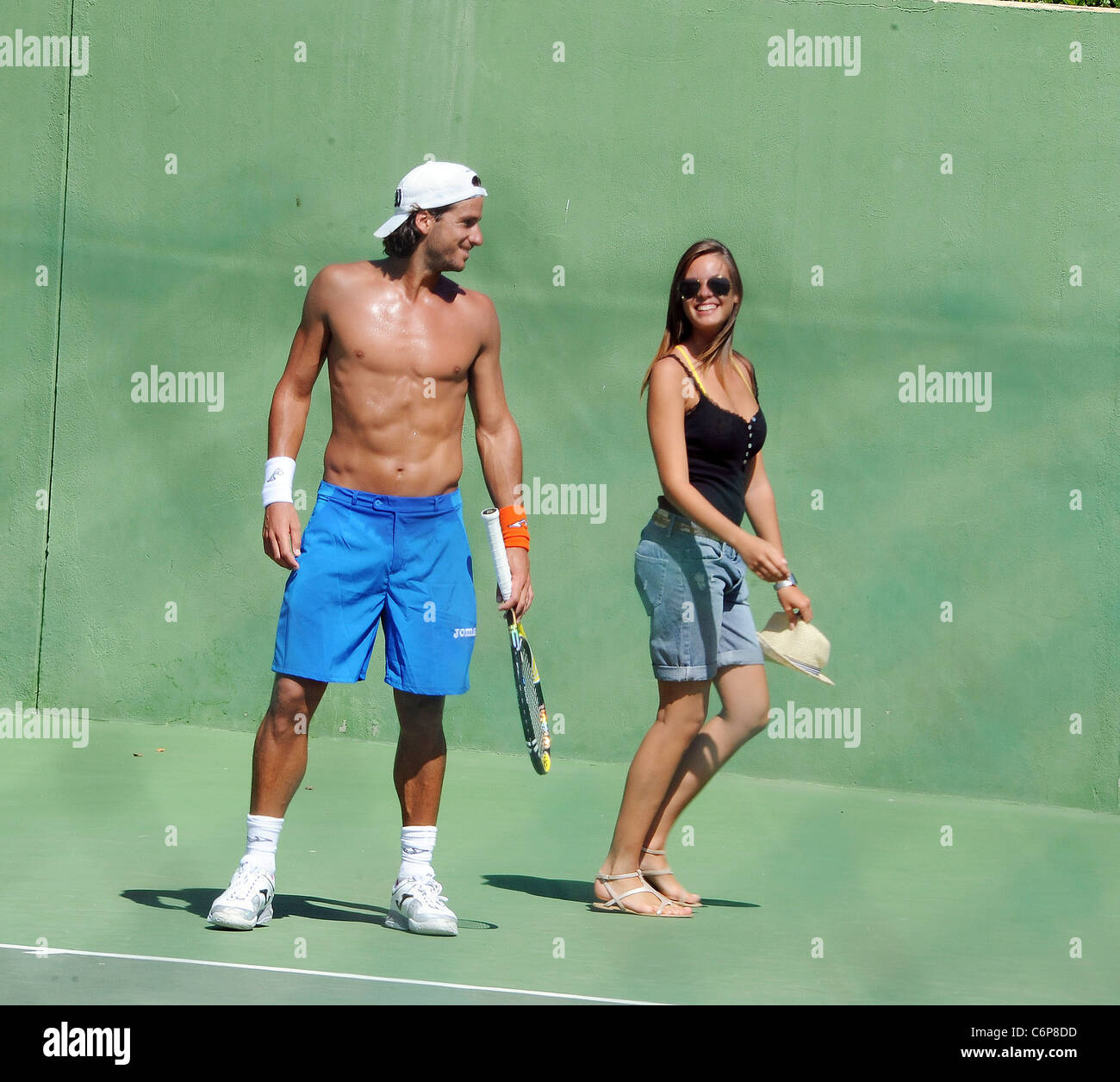 La star du tennis espagnol Feliciano Lopez en vacances avec sa nouvelle  petite amie, Espagne - 17.07.10 Photo Stock - Alamy
