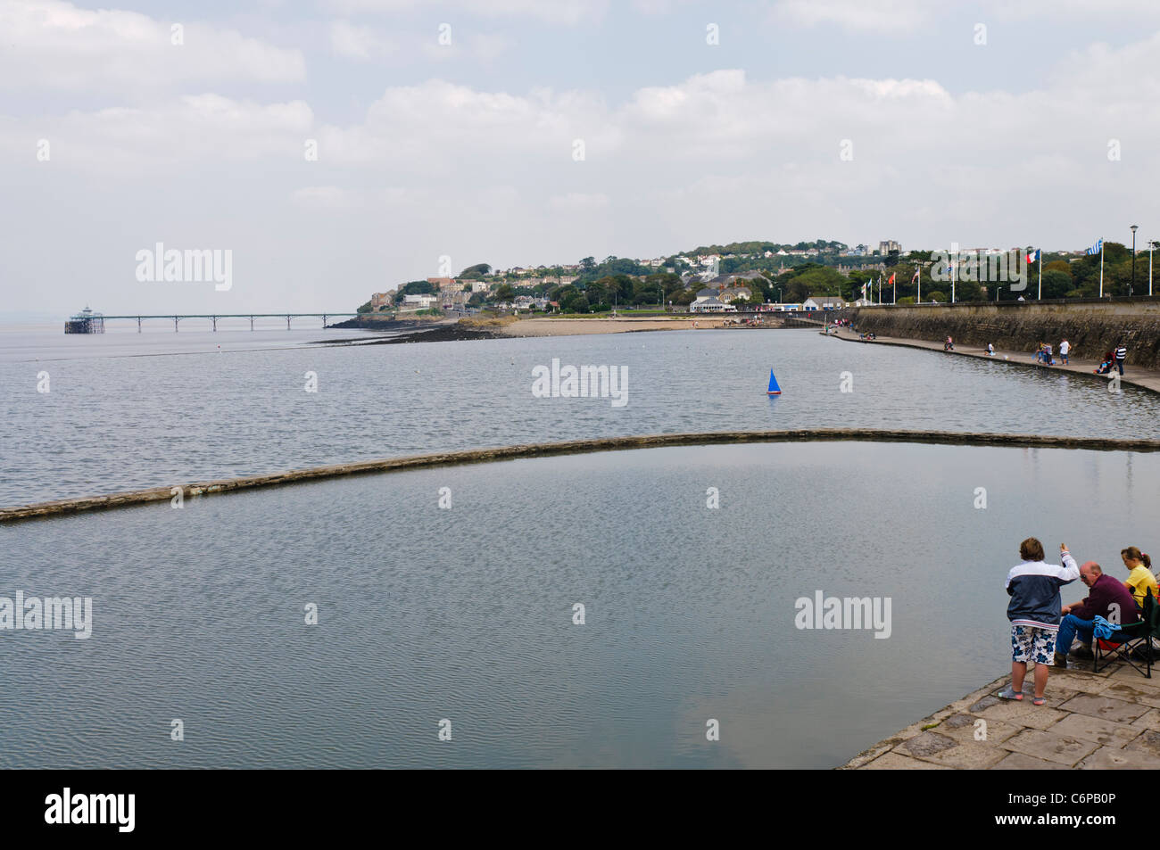 Le Lac Marin, Clevedon, avec Clevedon pier dans l'arrière-plan Banque D'Images