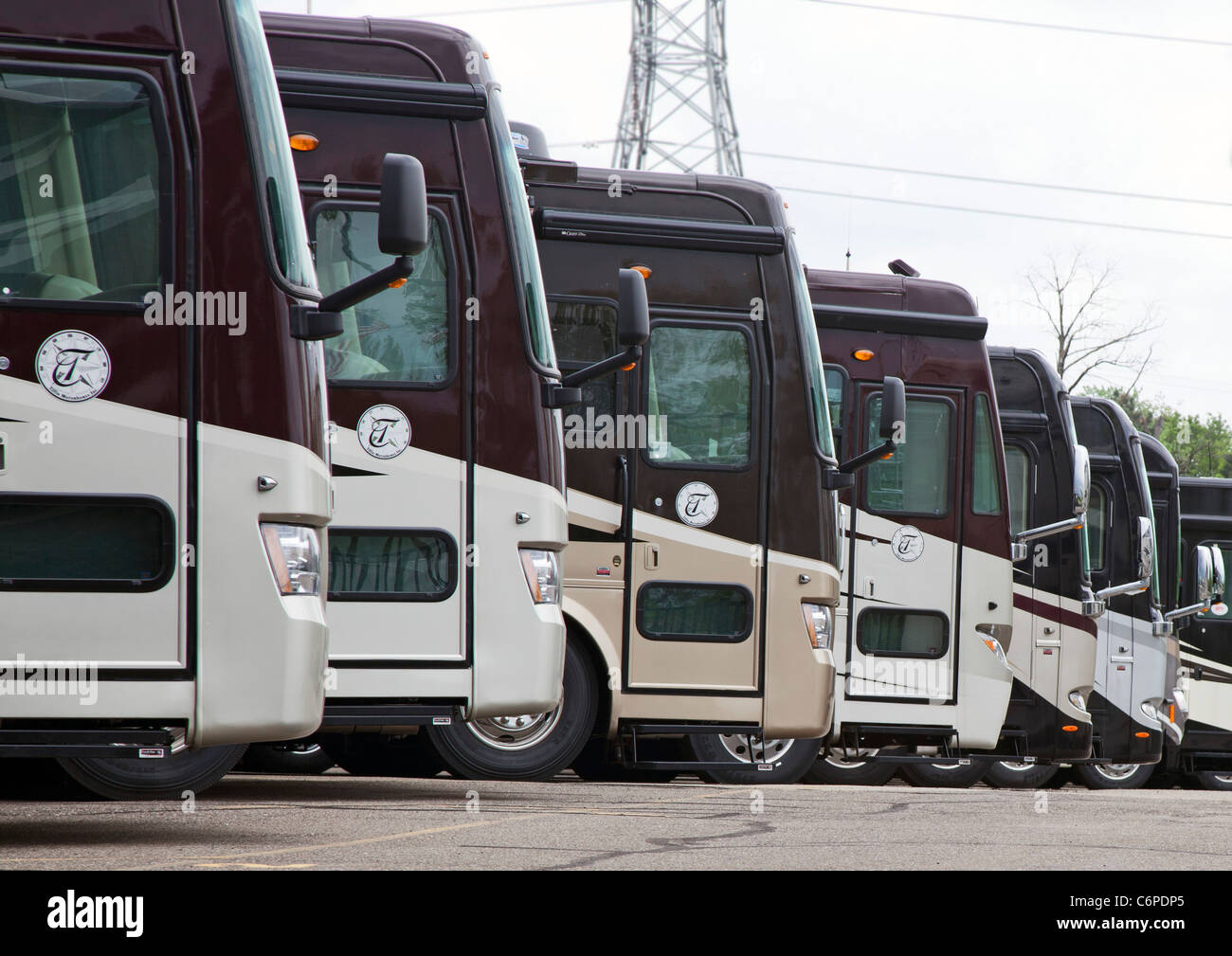 Wixom, Michigan - véhicules récréatifs de luxe en vente à un concessionnaire de RV. Banque D'Images