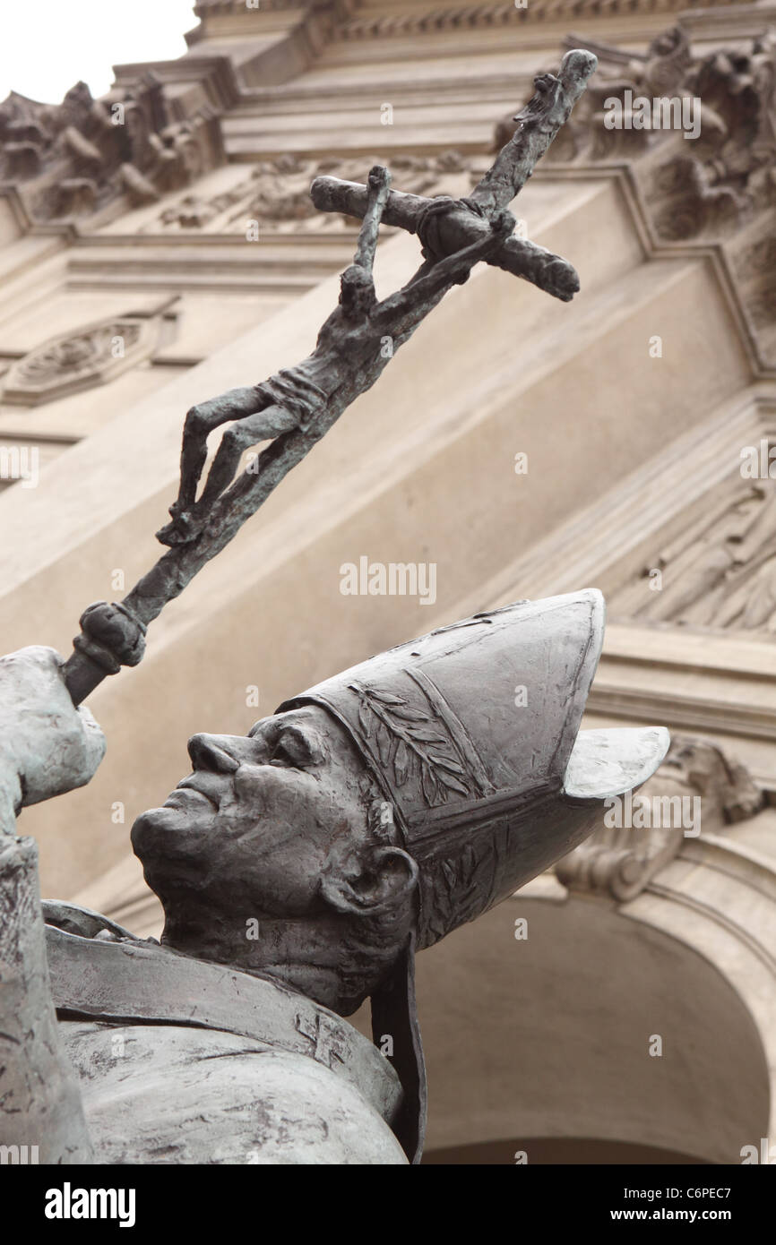 Pologne Varsovie statue du Pape Jean Paul II, deuxième à l'extérieur d'une église à Varsovie Banque D'Images