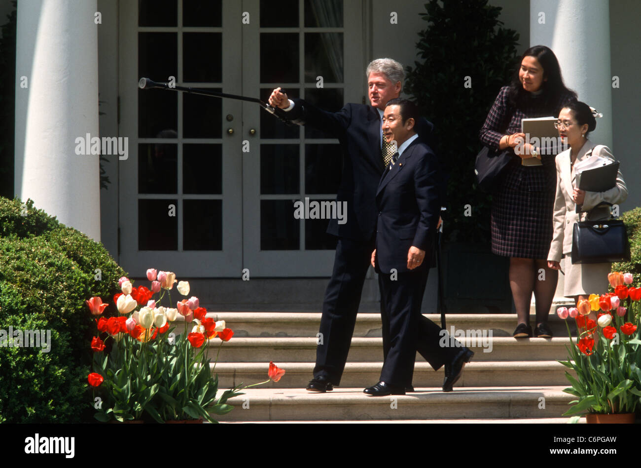 Le président Bill Clinton montre le Premier Ministre japonais Ryutaro Hashimoto la Maison Blanche Rose Garden Banque D'Images