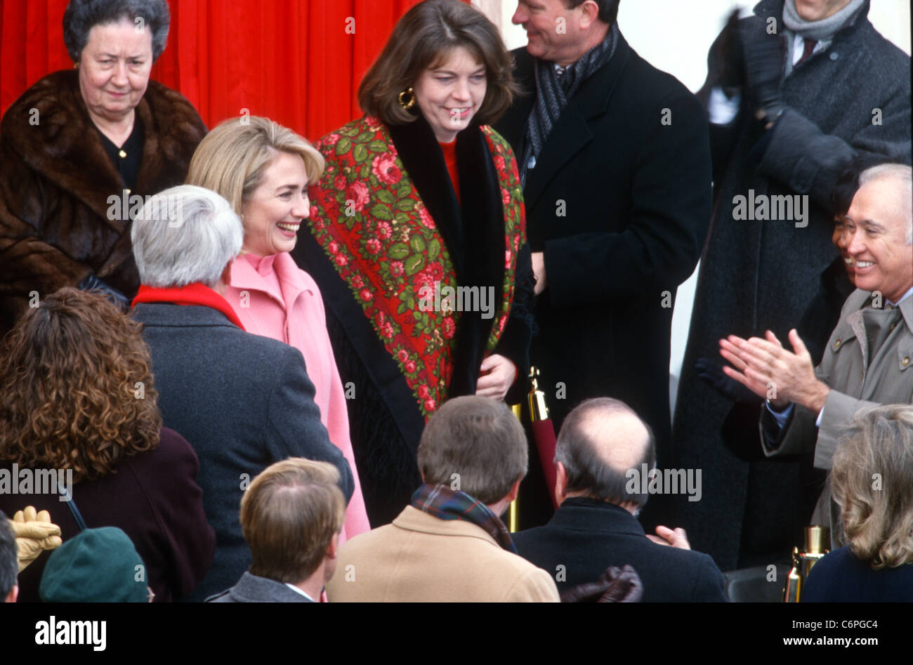 Hillary Clinton est applaudi lors de son arrivée pour la cérémonie d'inauguration le 20 janvier 1997, à Washington, DC. Banque D'Images