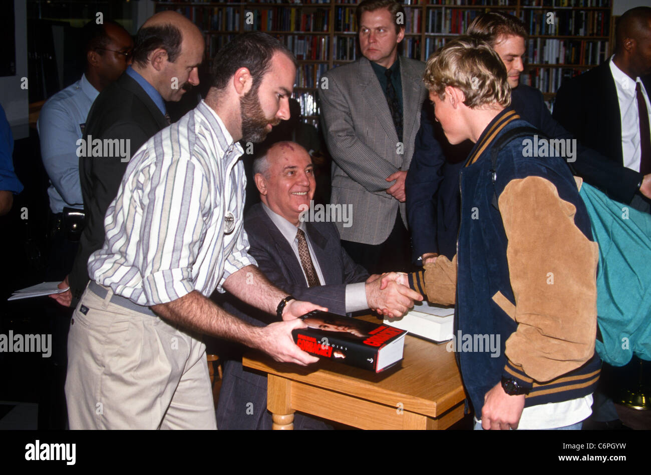 L'ancien président soviétique Mikhaïl Gorbatchev, avec sa tache caractéristique de Porto-vin sur la tête, sourit alors qu'il signe des copies de sa nouvelle autobiographie « Memoir » at Borders Books & Music, 25 octobre 1996 à Washington, D.C. Banque D'Images