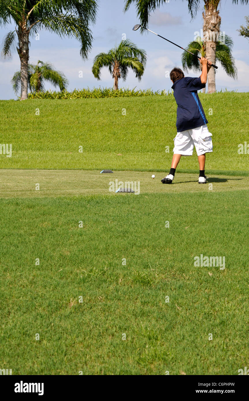 Preteen boy le golf Banque D'Images