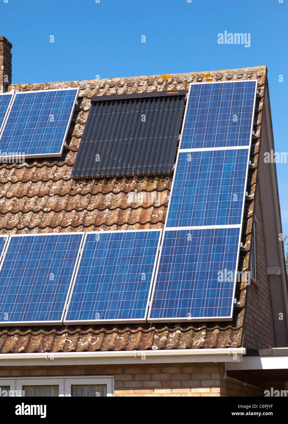Chauffage thermique et photovoltaïque panneaux solaires sur une maison dans le Suffolk, UK Banque D'Images
