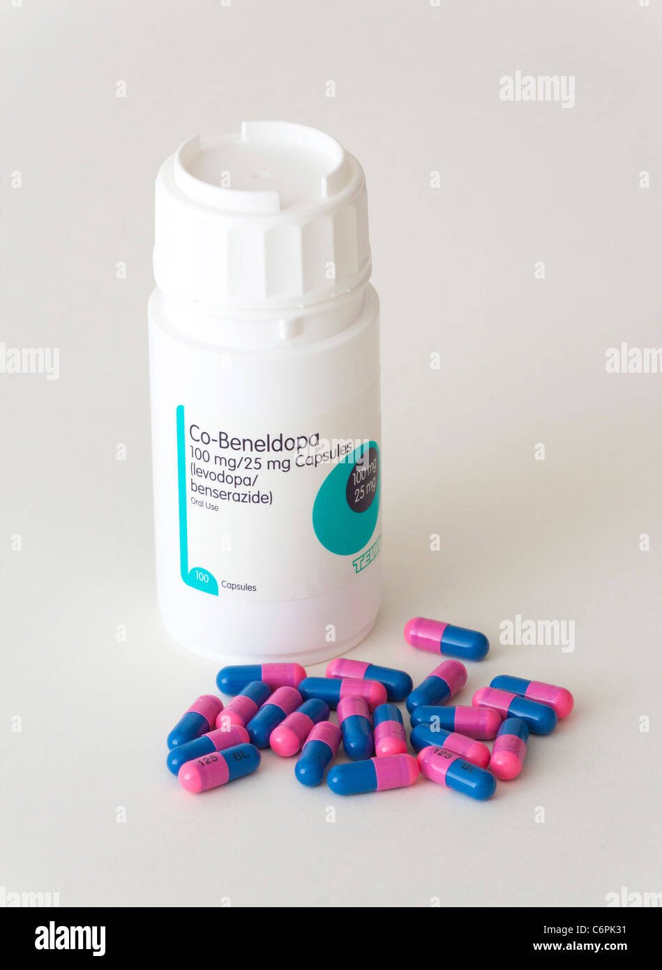 Co-Beneldopa (lévodopa bensérazide) / capsules pour traiter la maladie de Parkinson Banque D'Images Co-Beneldopa (lévodopa bensérazide) / capsules pour traiter la maladie de Parkinson Banque D'Images