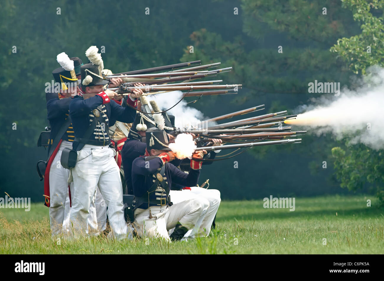 L'infanterie américaine le feu sur l'infanterie britannique lors de l'Assemblée siège de Fort Érié Guerre de 1812 week-end de reconstitution. Banque D'Images