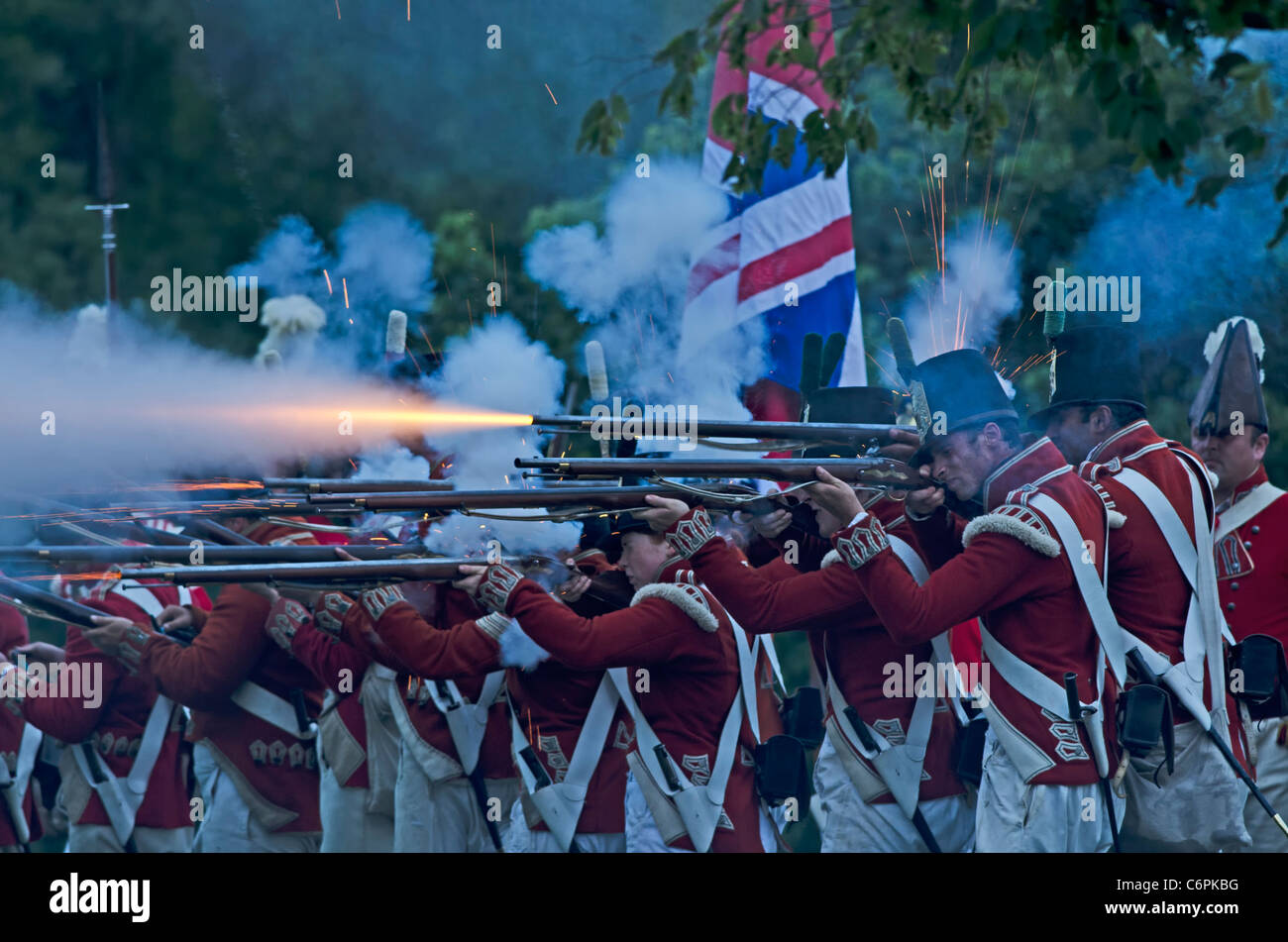 Feu d'infanterie britannique sur l'infanterie américaine pendant le siège de Fort Érié Guerre de 1812 week-end de reconstitution. Banque D'Images