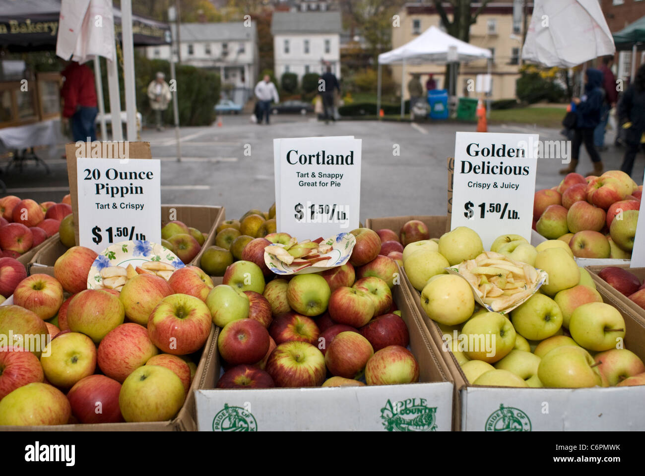 Les variétés de pommes fraîches de bacs à un marché de producteurs, Hastings on Hudson, New York, USA. © Craig M. Eisenberg Banque D'Images