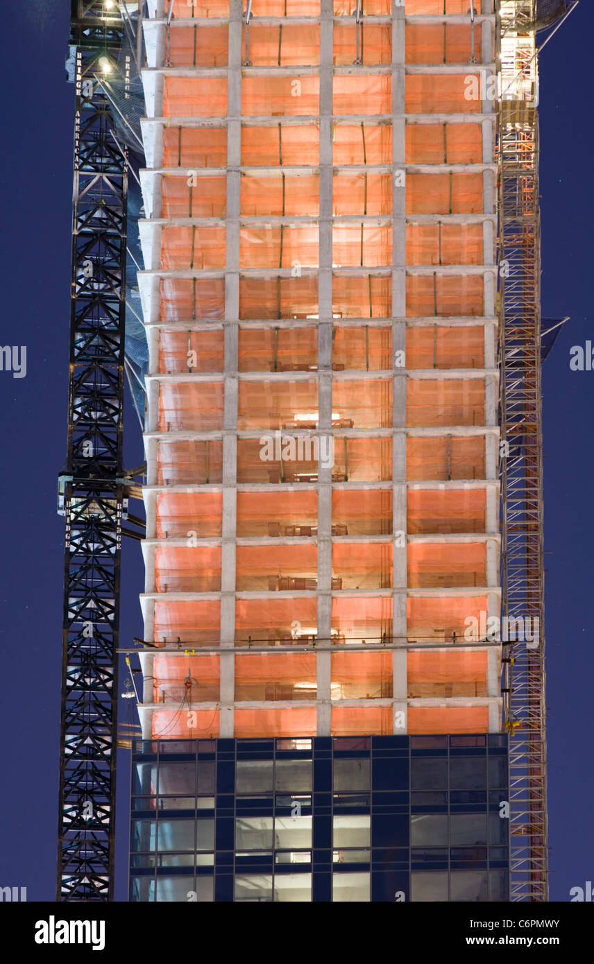 Trump Soho immeuble en construction dans la nuit, New York City, USA. © Craig M. Eisenberg Banque D'Images