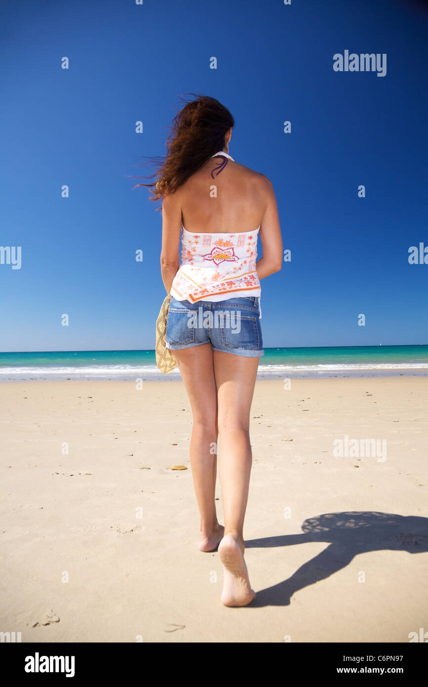 Femme à La Plage De Zahara En Cadix Andalousie Espagne