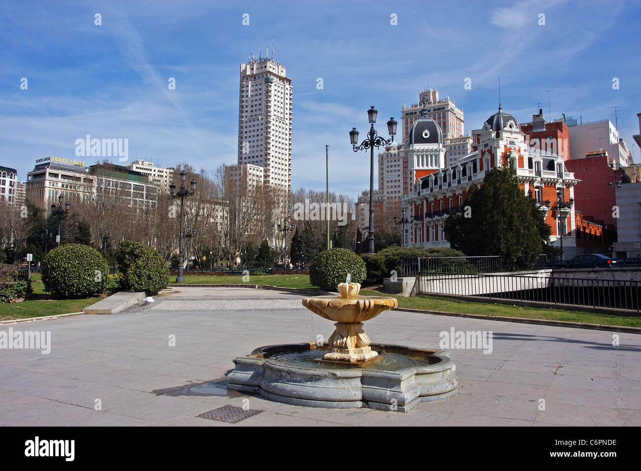 Fontaine à la fin de la Calle de Bailen avec vue sur la Plaza Espana, Madrid, Espagne, Europe de l'Ouest. Banque D'Images