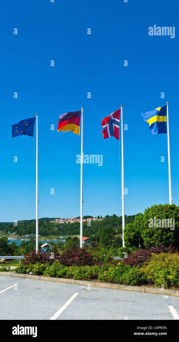Les drapeaux des pays scandinaves, de vol, de la Suède de Stenungsund Banque D'Images