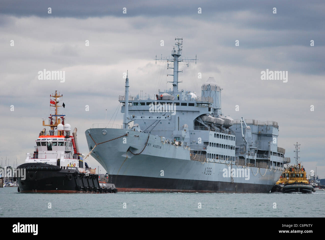 Les magasins de la flotte Navire de la Royal Fleet Auxiliary photographié quitter Portsmouth Dockyard à Merseyside pour reposer un Banque D'Images