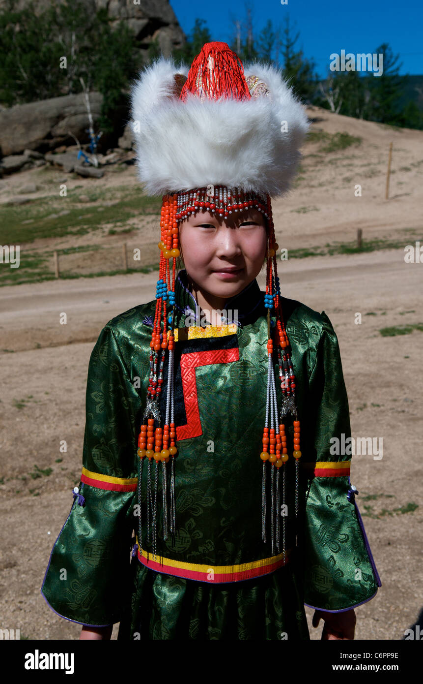 Fille mongole en vêtements traditionnels et coiffure de perles, Parc National de Gorkhi-Terelj, Töv Province, la Mongolie. © Kraig Lieb Banque D'Images