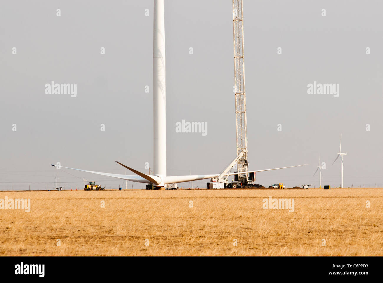 Composants d'une éolienne à axe horizontal sont en cours d'assemblage sur une tour dans un chantier de construction près de Amarillo, Texas. Banque D'Images
