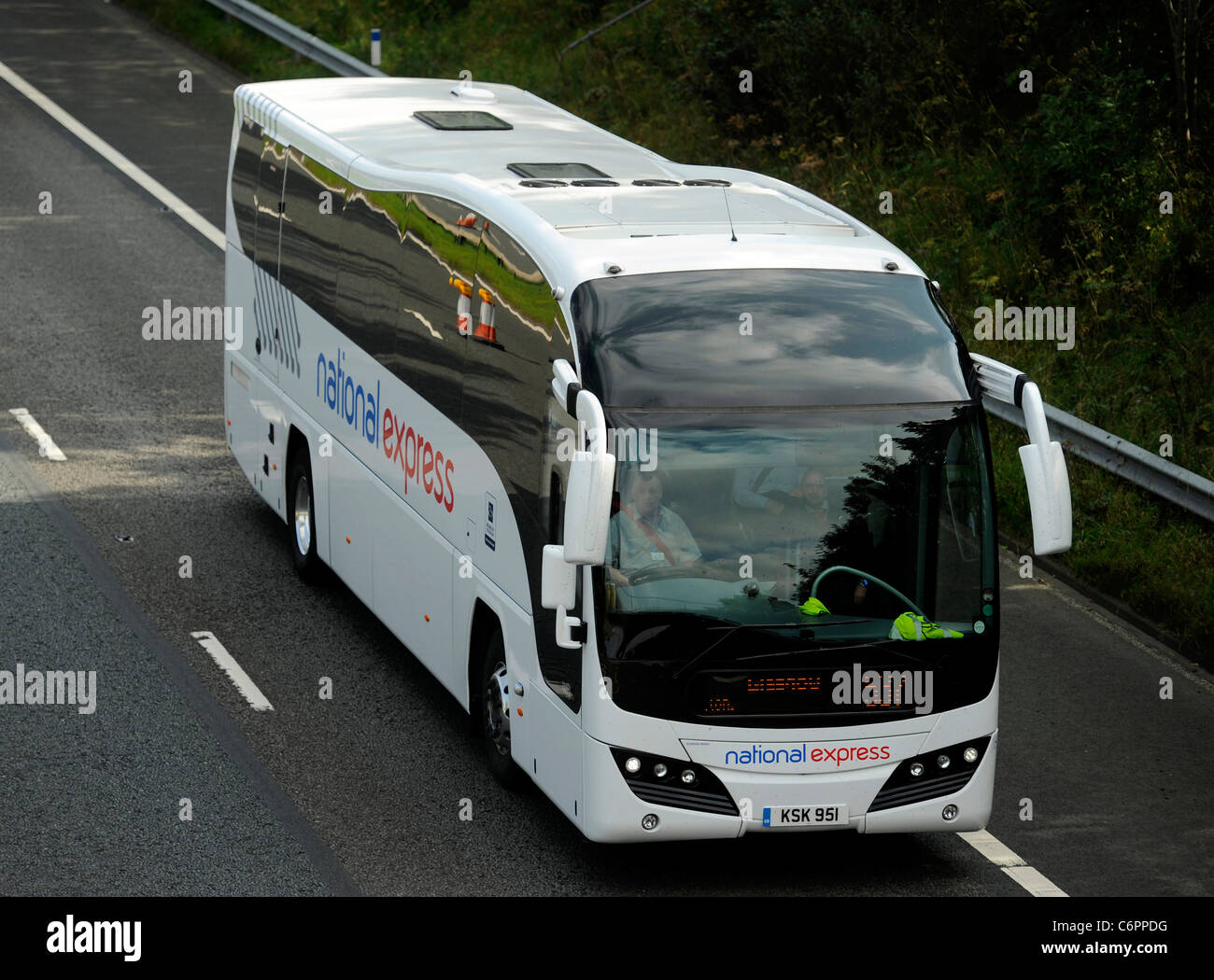 National Express Coach sur autoroute. Volvo Plaxton Elite KSK 951 exploité par Parcs de Hamilton Banque D'Images