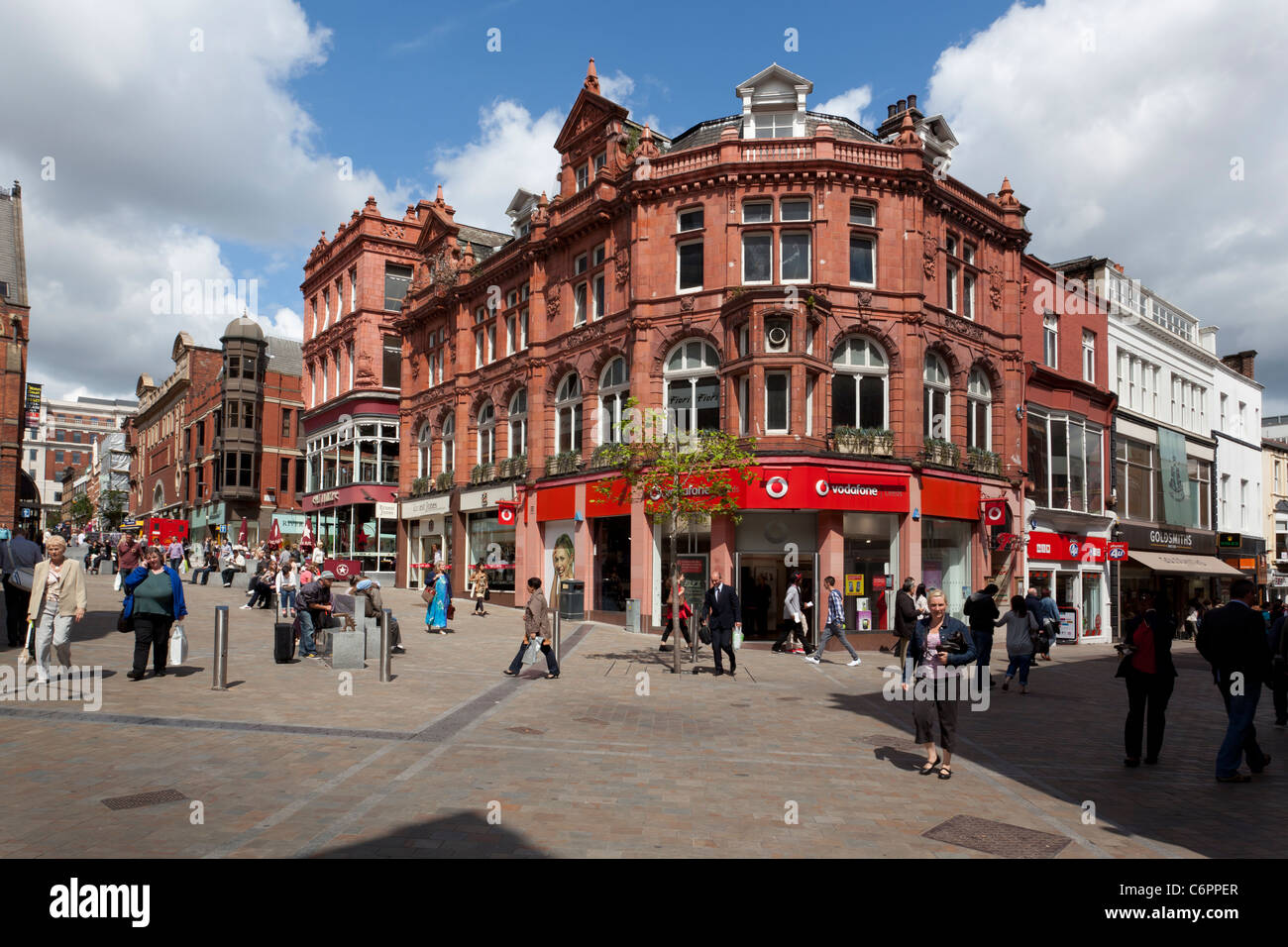 Vodafone shop, à l'angle des terres Lane et Albion Place Leeds. Banque D'Images