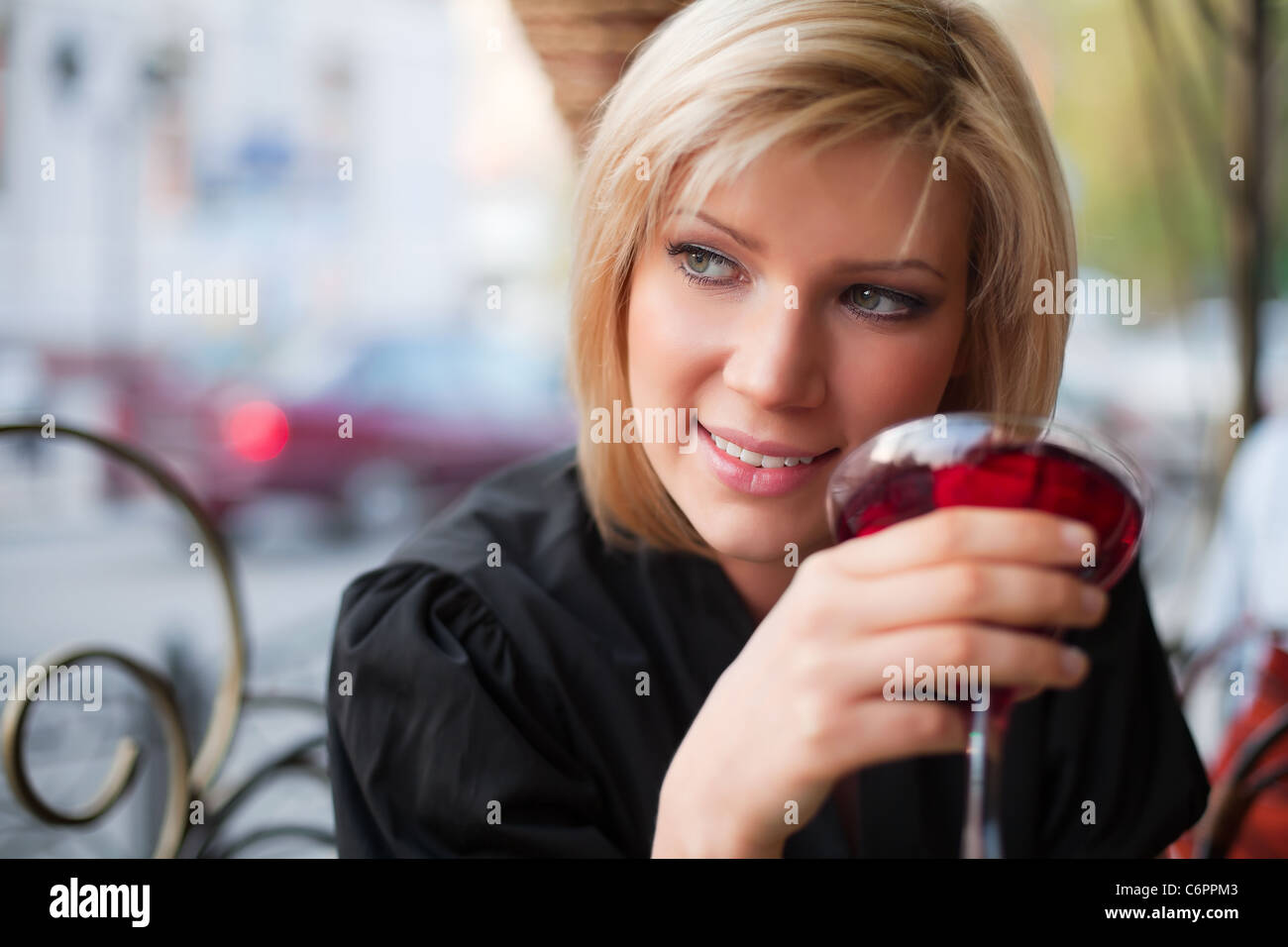 Young woman eating dessert at sidewalk cafe Banque D'Images