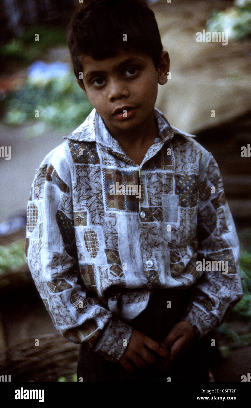 Paharganj, Delhi, Inde, autour de l'enfant marché Paharganj Banque D'Images