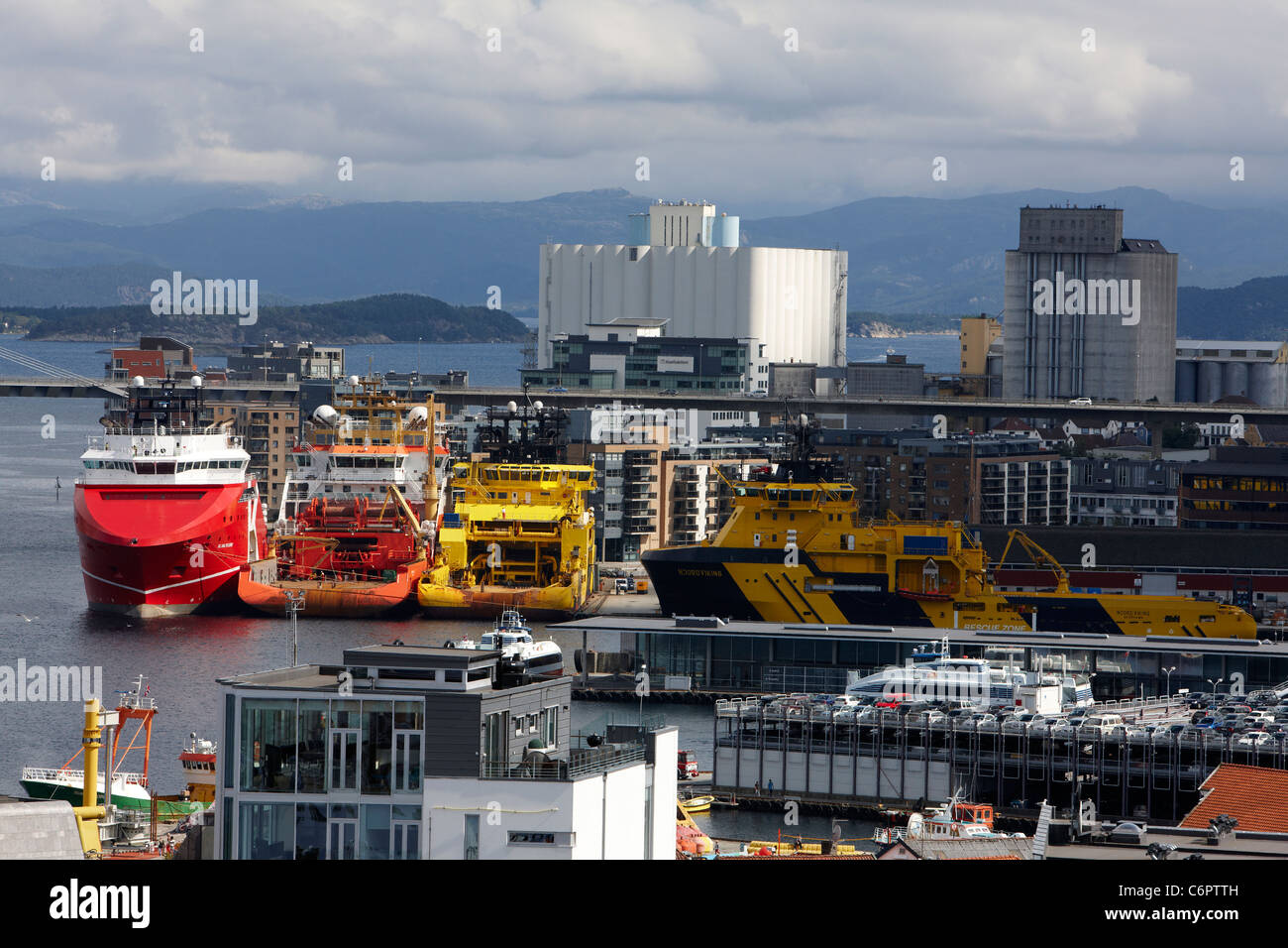 Anchor handling service offshore et navires, y compris KL Saltfjord et Njord Viking, amarré dans le Port de Stavanger, Norvège. Banque D'Images