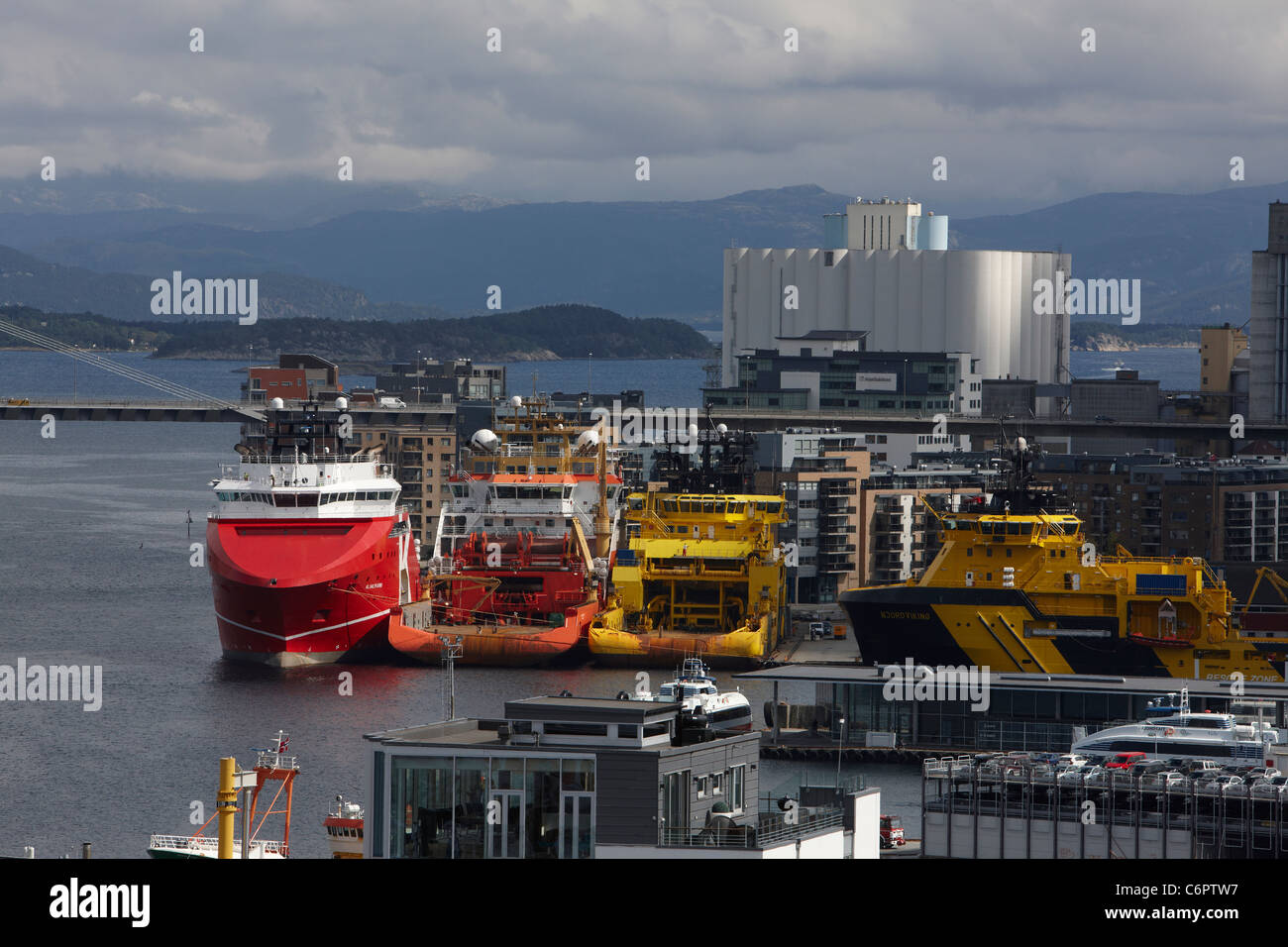 Anchor handling service offshore et navires, y compris KL Saltfjord et Njord Viking, amarré dans le Port de Stavanger, Norvège. Banque D'Images