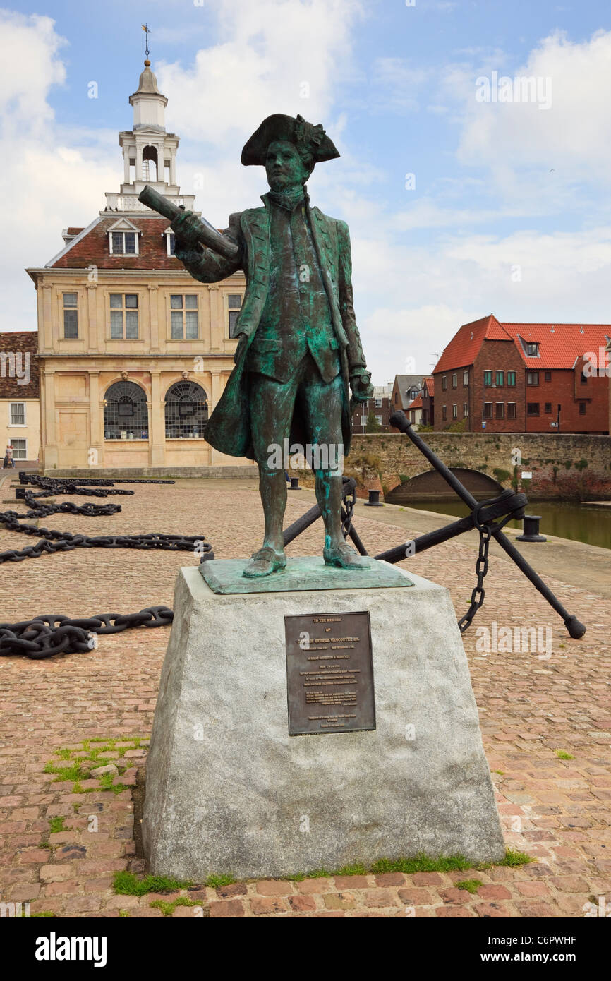 Le Purfleet Kings Lynn Norfolk England UK statue en bronze à la mémoire du capitaine George Vancouver par l'ancien Custom House Banque D'Images