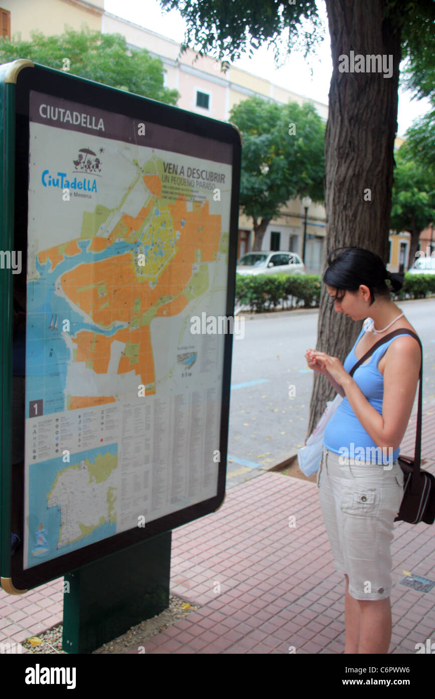 Où aller ? ? Un avis de voyage à Minorque Banque D'Images