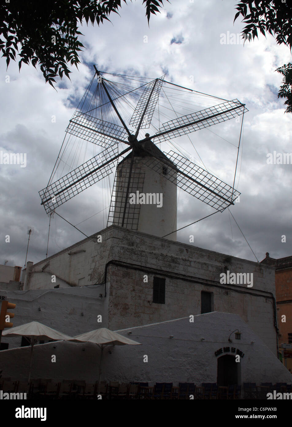 Une éolienne dans un Menorcian ville Banque D'Images