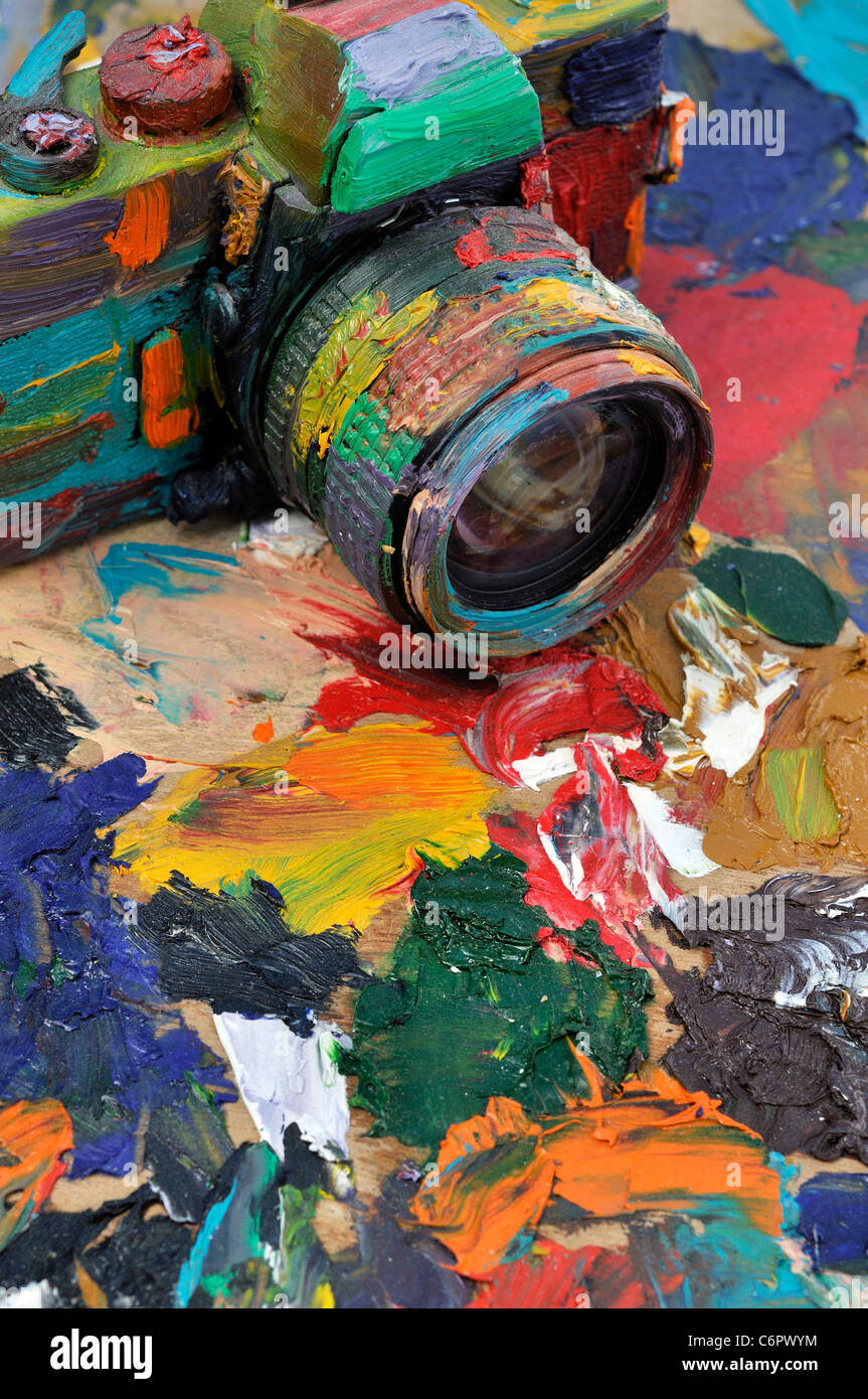 Peint en couleur photographie appareil photo reflex sur la palette Photo  Stock - Alamy