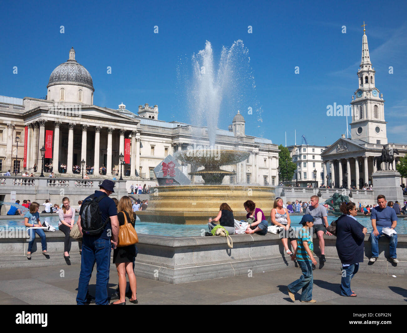 Les touristes à Trafalgar Square Londres avec le National Gallery et St Martin-in-the-champs dans l'arrière-plan Banque D'Images