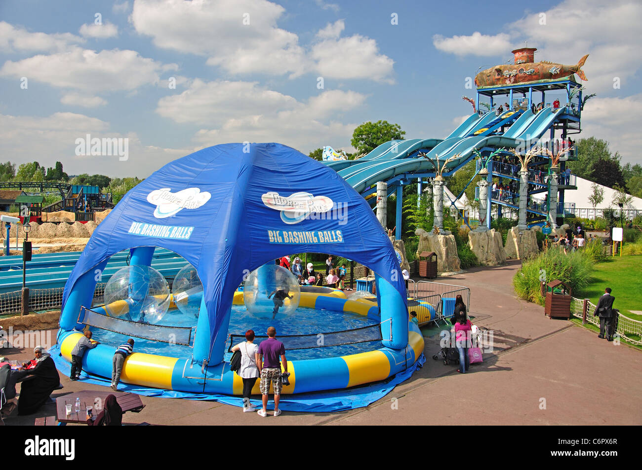 Charge : "ride' et 'Big Balls Bashing' extérieure , le parc à thème Thorpe Park, Chertsey, Surrey, Angleterre, Royaume-Uni Banque D'Images