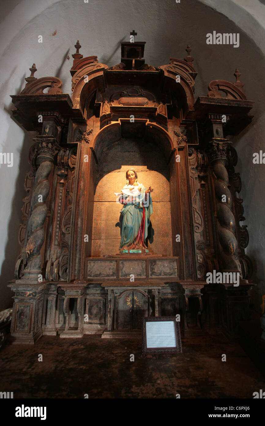 Vue de l'intérieur et les détails de l'église Santo Domingo de Guzmán à la petite ville de Tonosí, Herrera province, au Panama. Banque D'Images