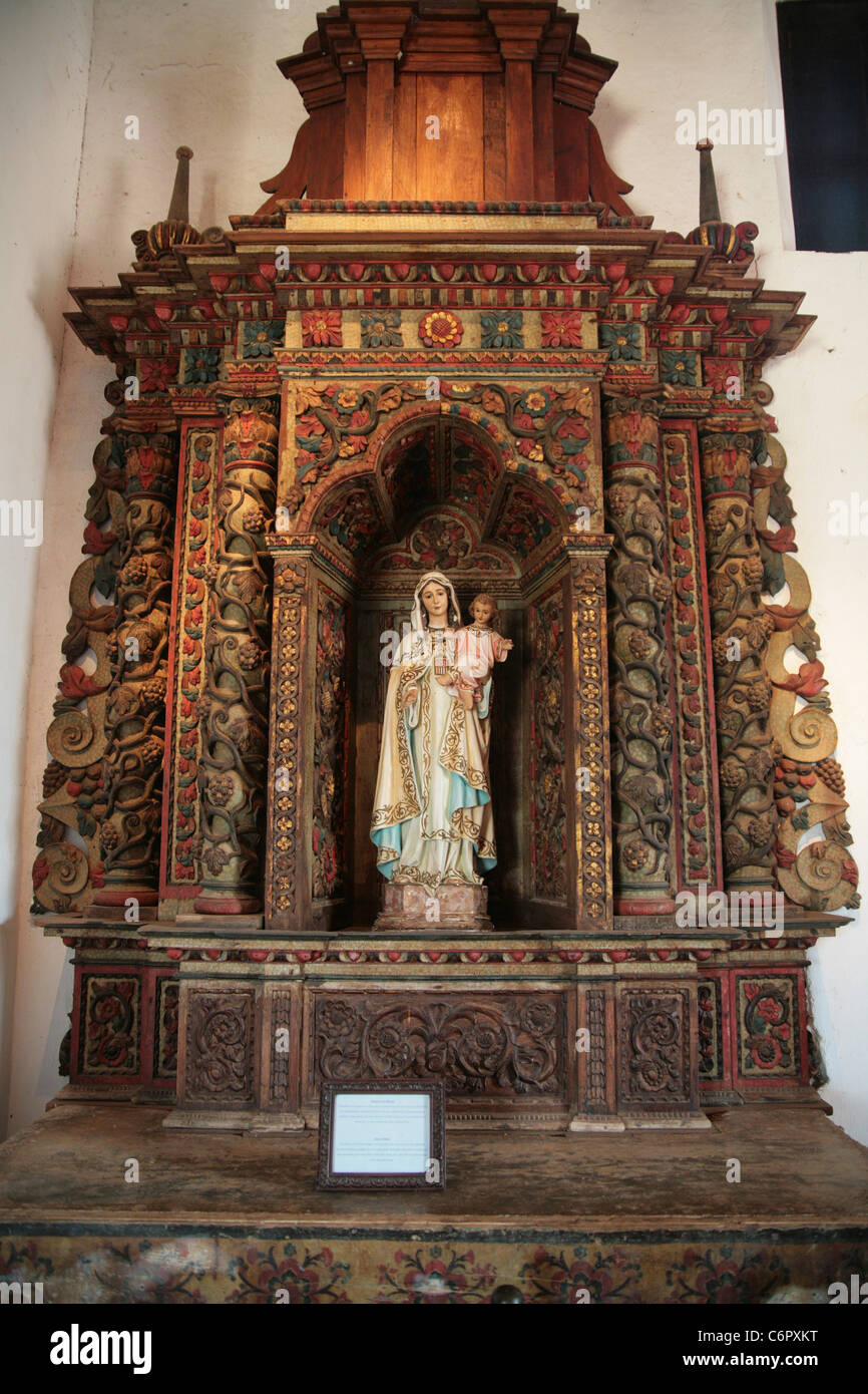 Vue de l'intérieur et les détails de l'église Santo Domingo de Guzmán à la petite ville de Tonosí, Herrera province, au Panama. Banque D'Images