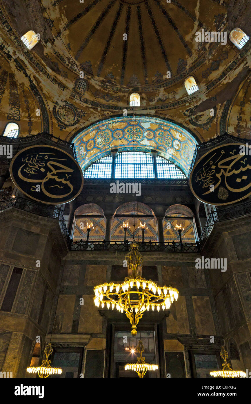 Balcon avec arcs, plafond peint et de chandeliers.Intérieur de la mosquée Sainte-Sophie et le musée d'Istanbul, en Turquie. Banque D'Images