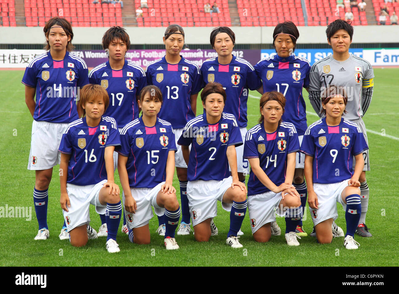 L'équipe nationale du Japon femmes Line-Up Groupe forWomen qualificatifs de Soccer tour final pour l'Olympique de Londres : le Japon 3-0 en Thaïlande. Banque D'Images