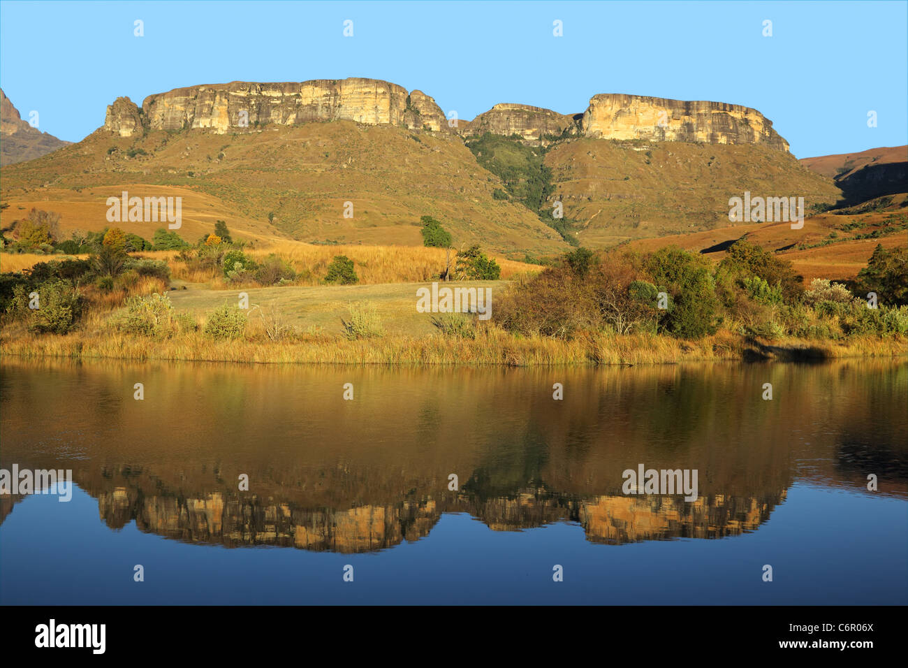 Des montagnes de grès avec réflexion symétrique dans l'eau, Parc national royal Natal, Afrique du Sud Banque D'Images